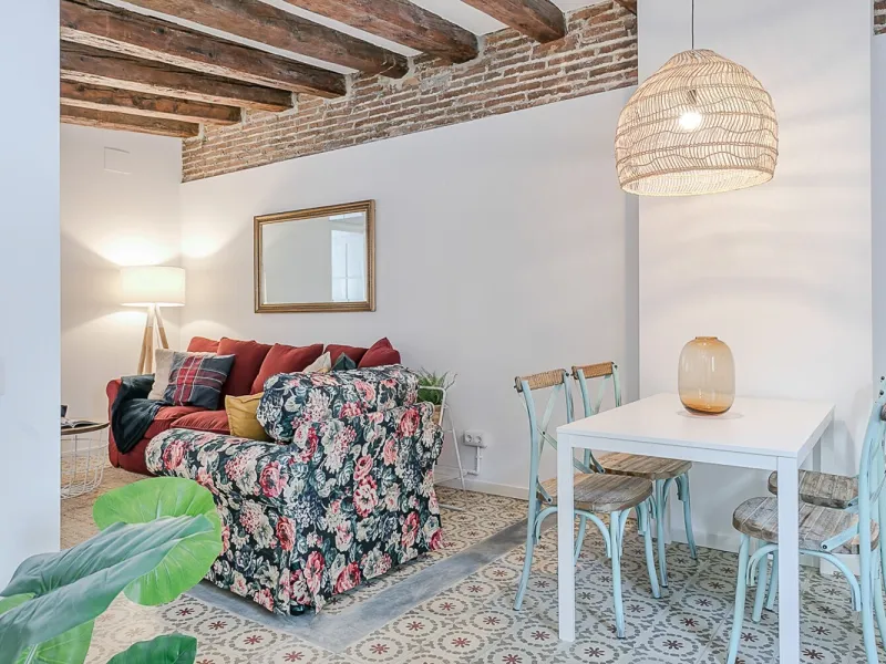 Encantador piso en calle Lluna, corazón bohemio de Barcelona