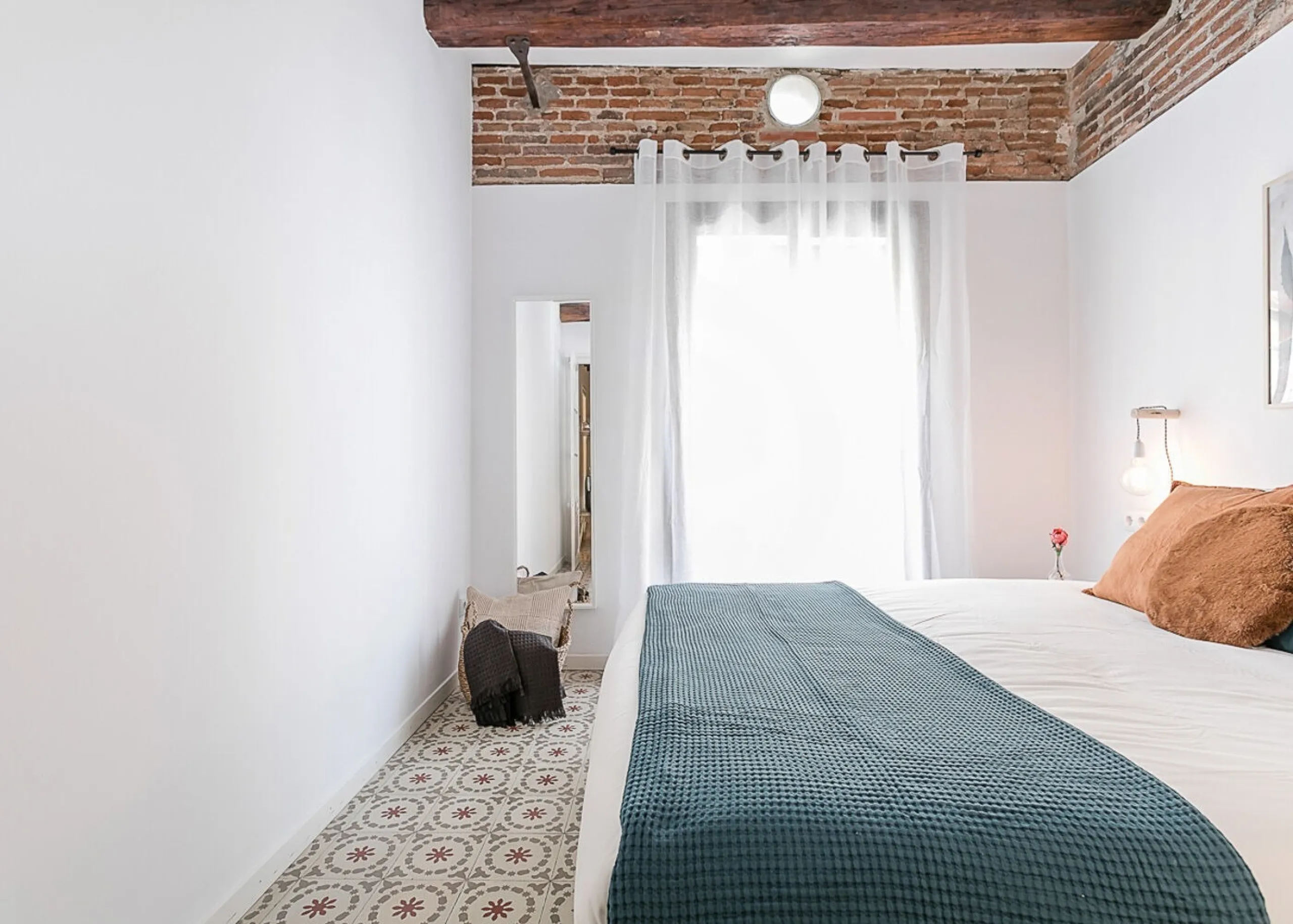 Encantador piso en calle Lluna, corazón bohemio de Barcelona