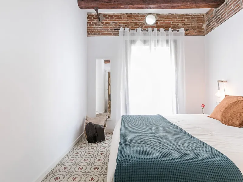 Encantador piso en calle Lluna, corazón bohemio de Barcelona