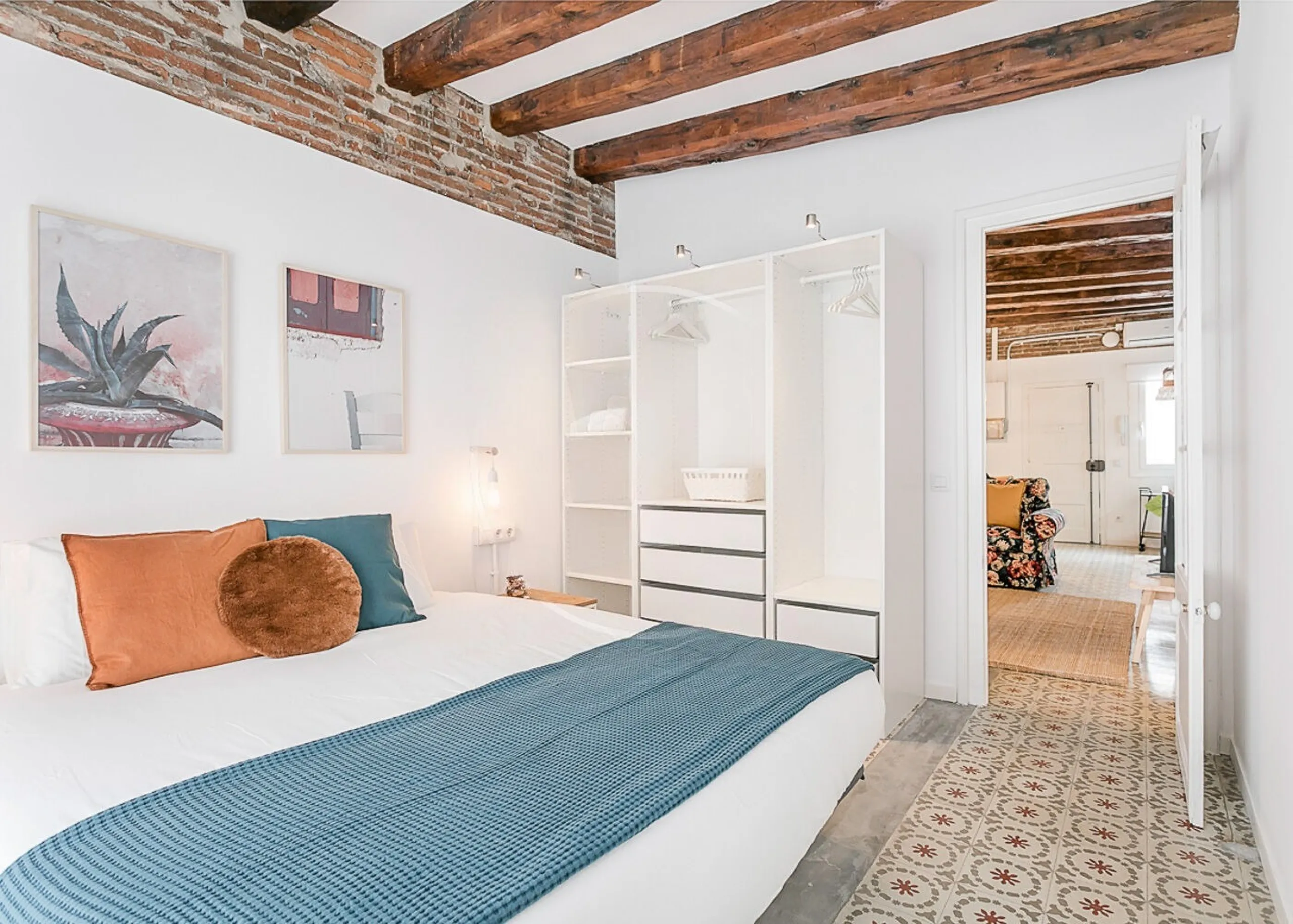 Encantador piso en calle Lluna, corazón bohemio de Barcelona