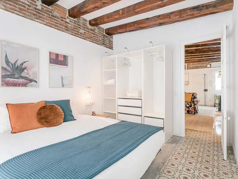 Encantador piso en calle Lluna, corazón bohemio de Barcelona