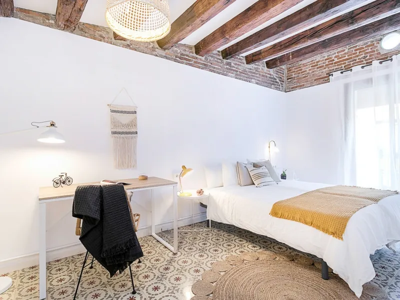 Encantador piso en calle Lluna, corazón bohemio de Barcelona