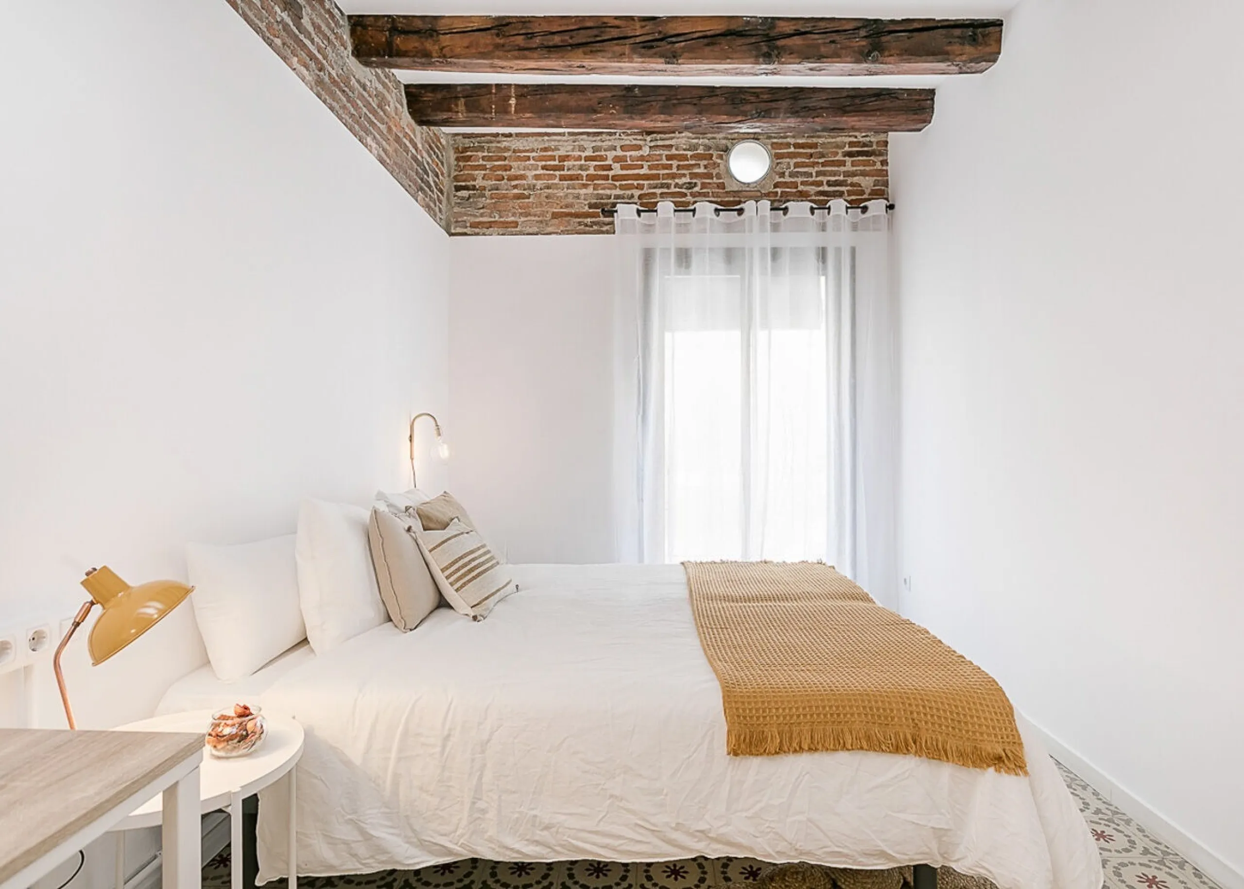 Encantador piso en calle Lluna, corazón bohemio de Barcelona
