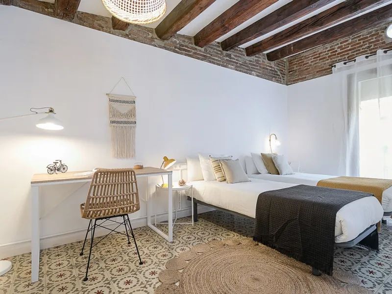 Encantador piso en calle Lluna, corazón bohemio de Barcelona