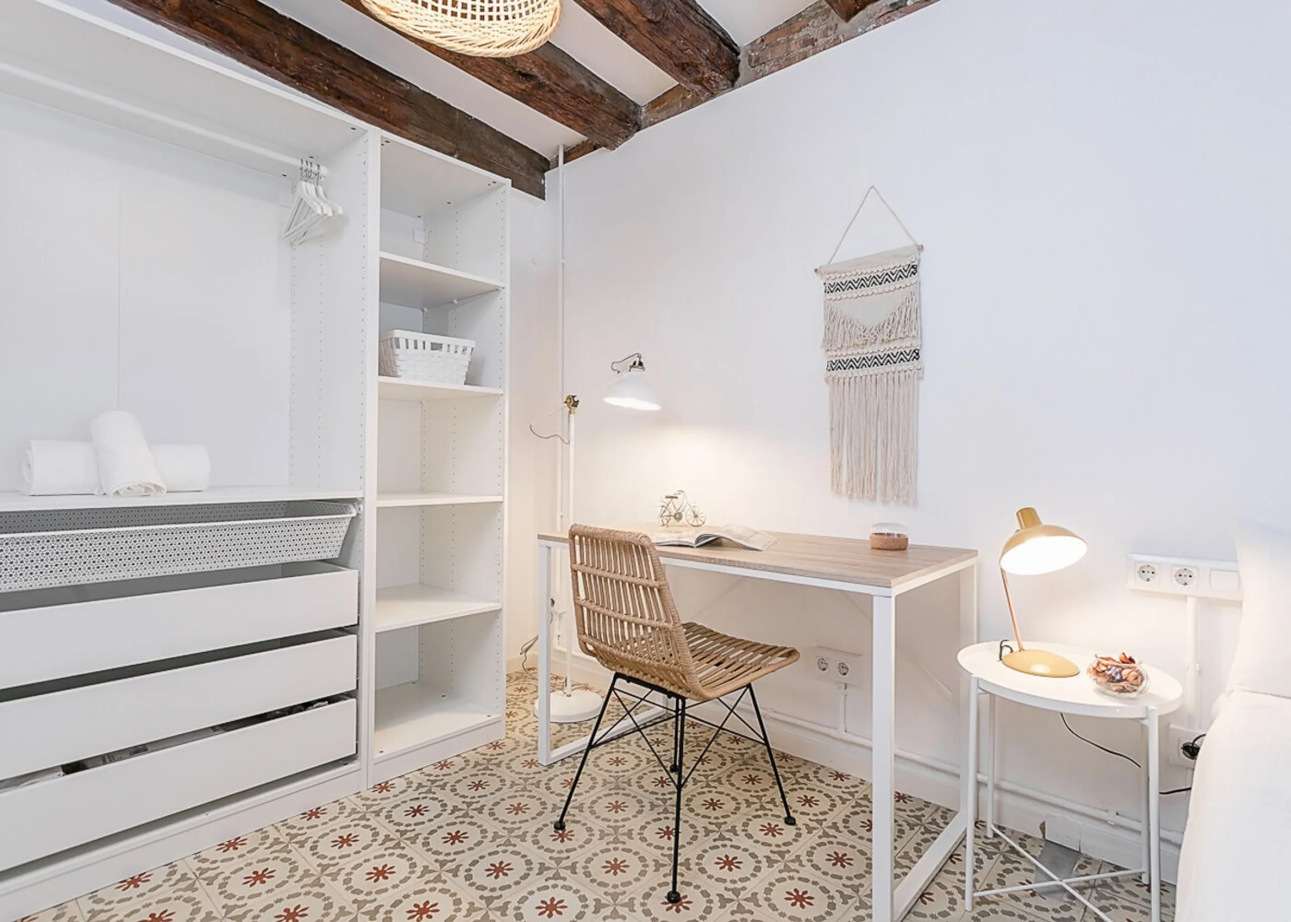 Encantador piso en calle Lluna, corazón bohemio de Barcelona
