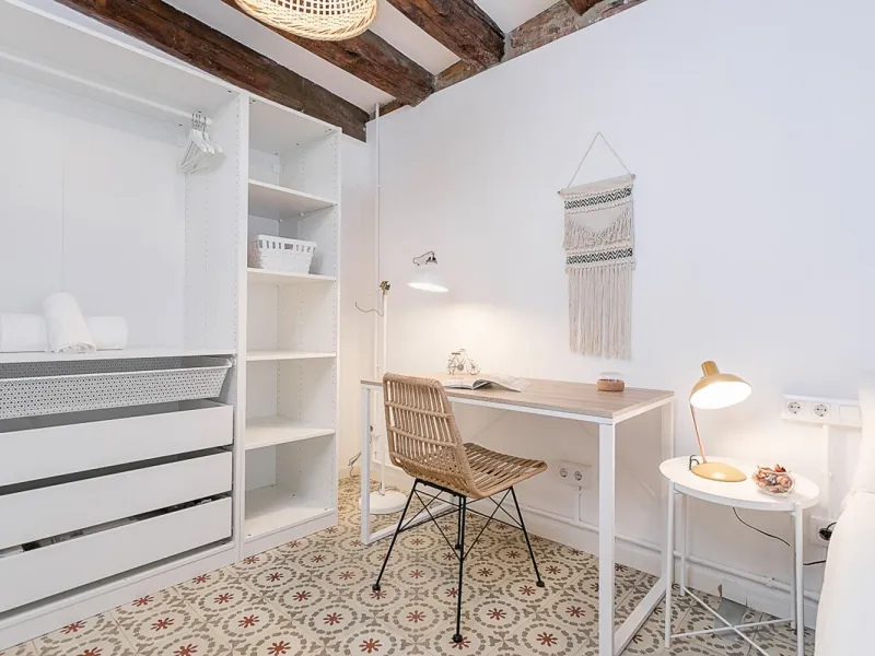 Encantador piso en calle Lluna, corazón bohemio de Barcelona