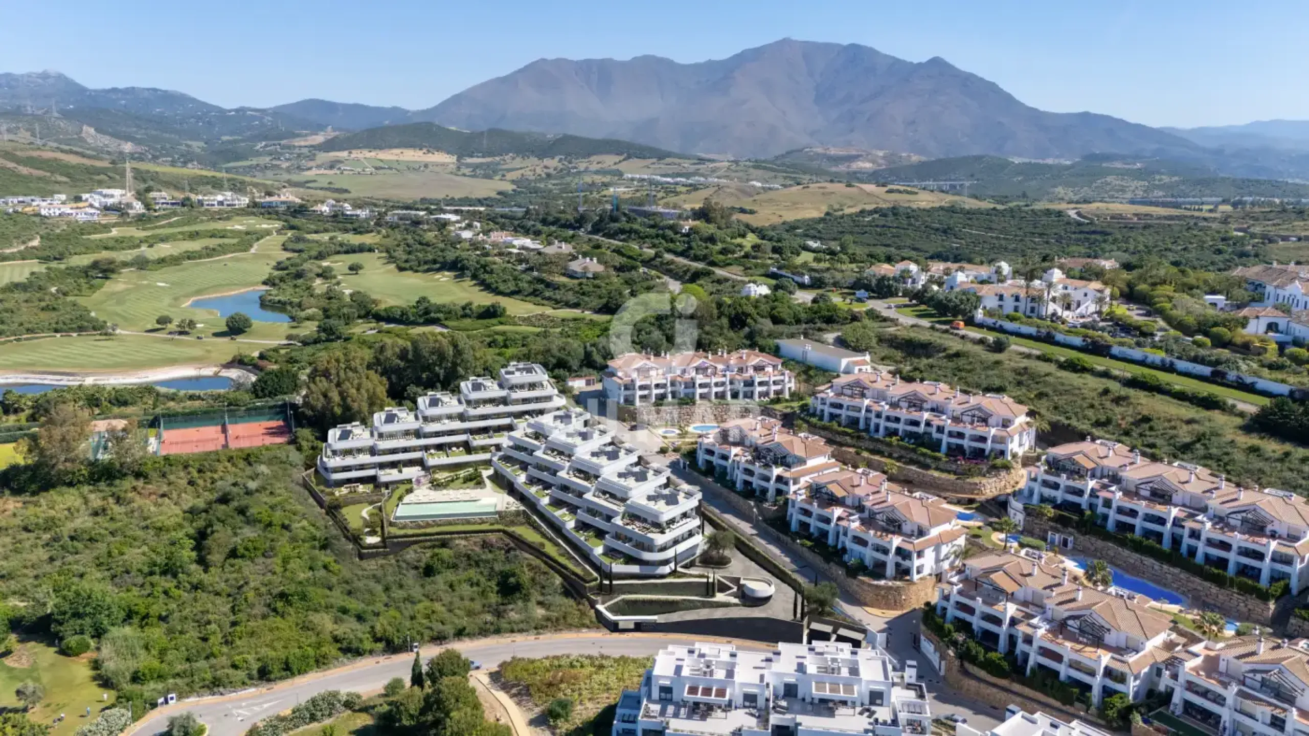 Пентхаус в Касарес, Малага.

Просторный пентхаус площадью 350 м² с тремя спальнями и двумя полными ванными комнатами.  Включает в себя собственную террасу, солярий и аэротермальную систему. Расположен в престижном жилом комплексе с охраной. Участок 800 м²