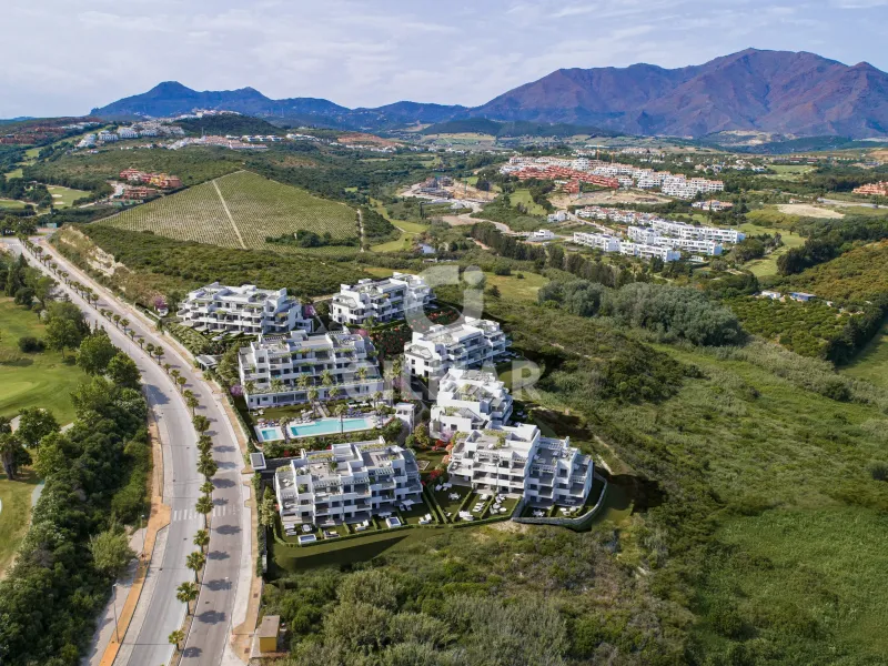 Пентхаус в Касарес, Малага.

Просторный пентхаус с панорамным видом на побережье Коста-дель-Соль. 3 спальни, 4 ванные комнаты, частная терраса и собственный бассейн. Общая площадь 250 м².  В новостройке предусмотрена аэротермальная система и тёплый пол. Расположен в престижном жилом комплексе с охраной. Участок 800 м²