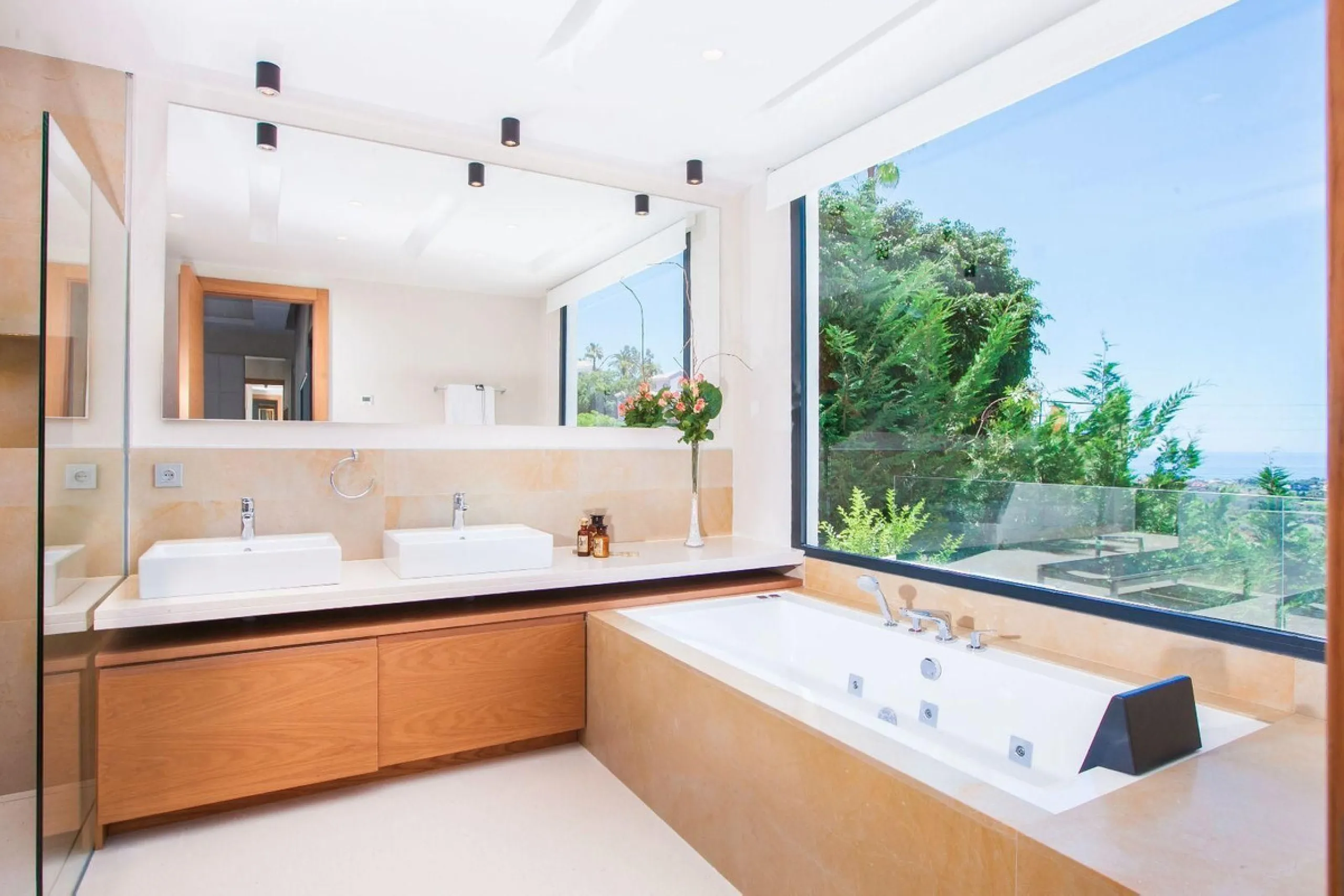 ? **Detached Villa in El Rosario, East Marbella**