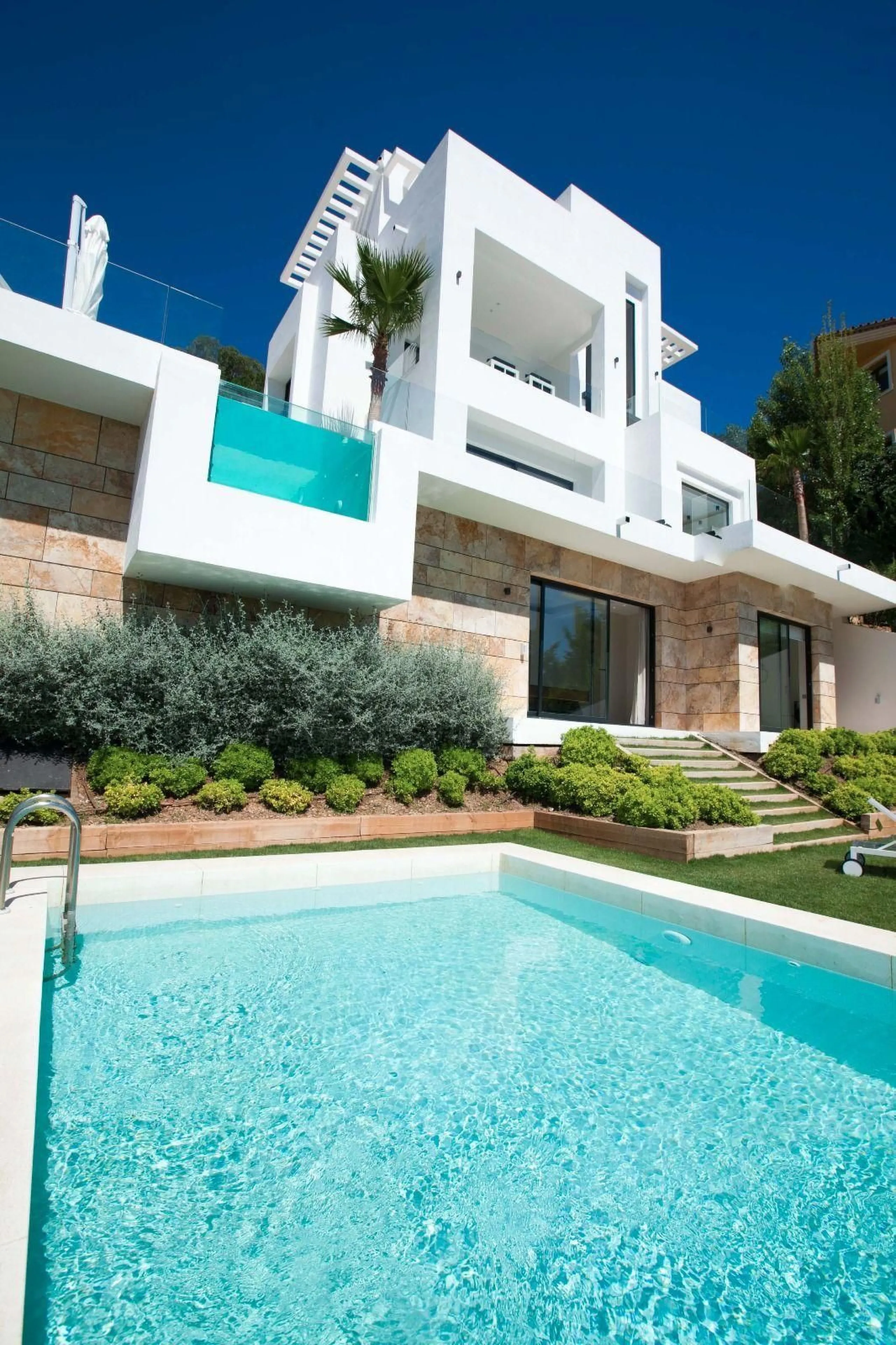 ? **Detached Villa in El Rosario, East Marbella**