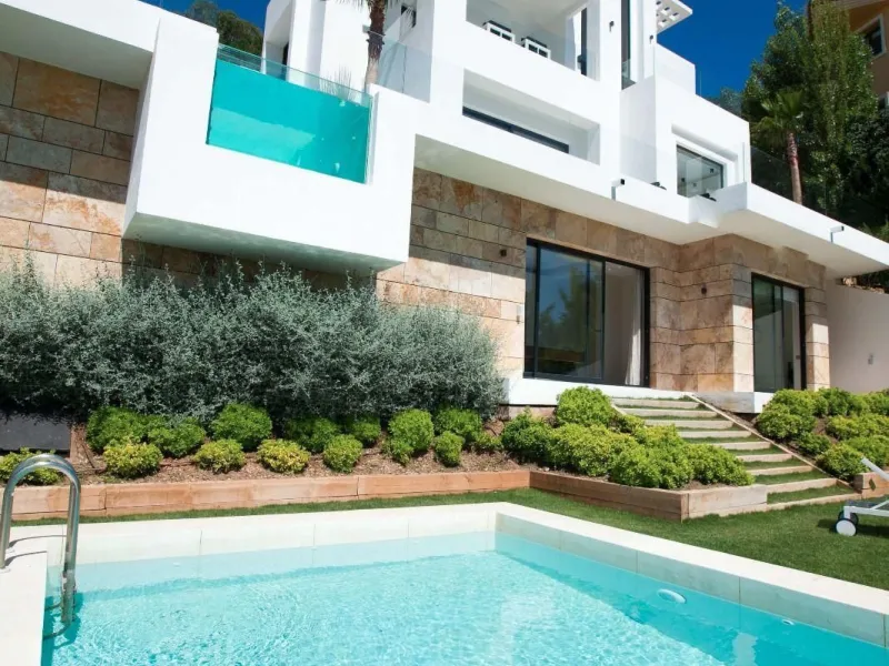 ? **Detached Villa in El Rosario, East Marbella**