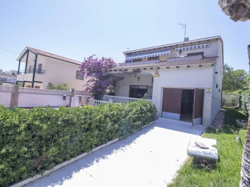 Acogedora casa con piscina y vistas al mar en Coma-Ruga, Costa Dorada