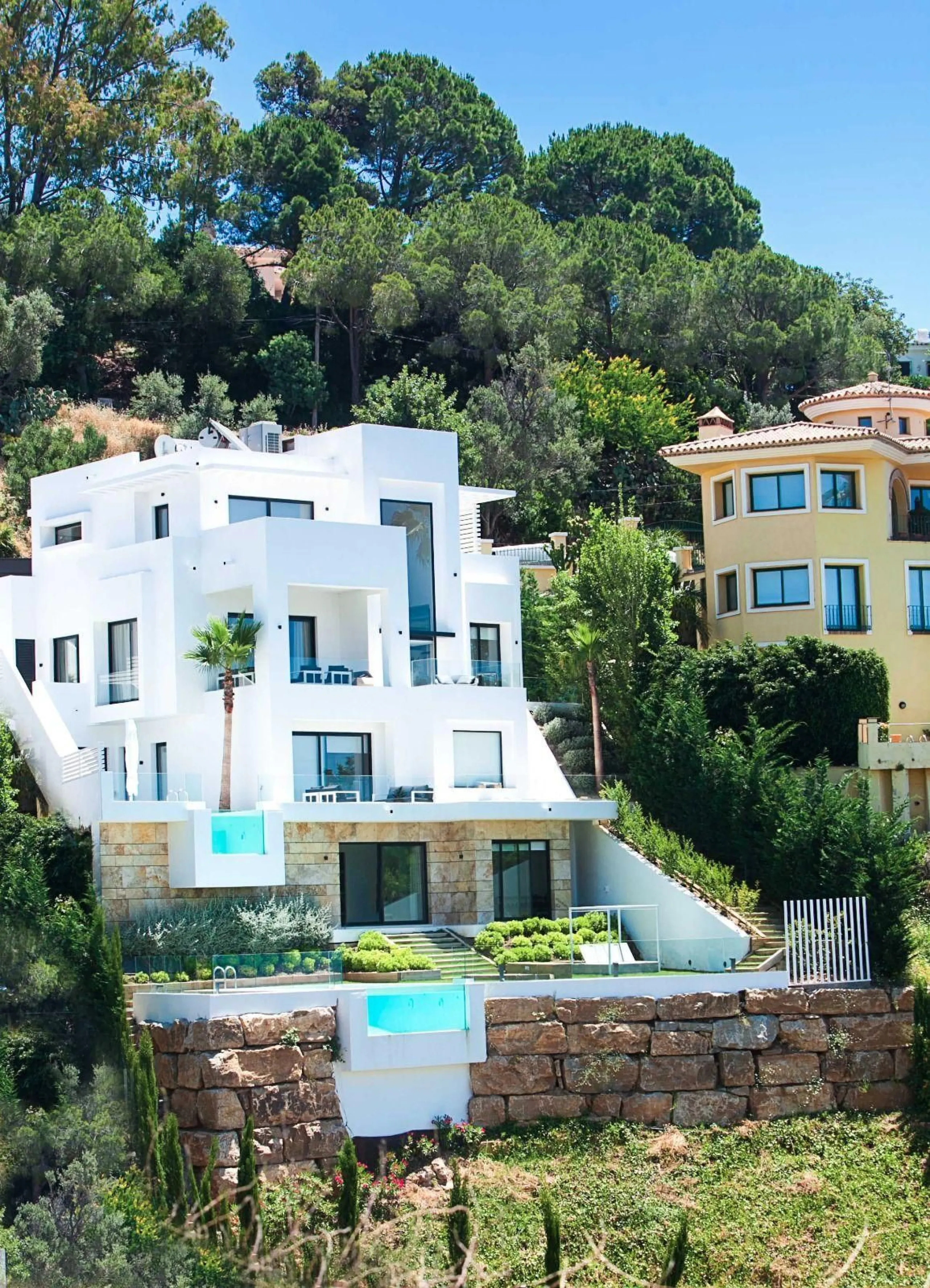 ? **Detached Villa in El Rosario, East Marbella**