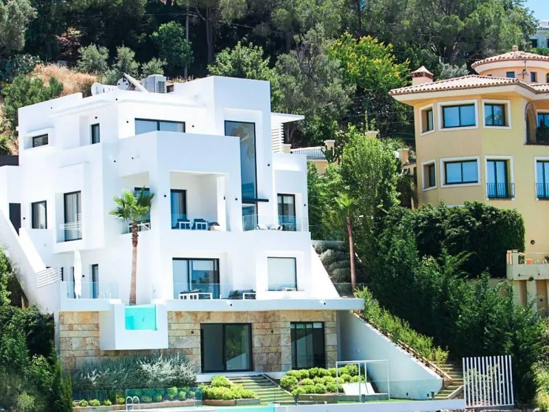 ? **Detached Villa in El Rosario, East Marbella**