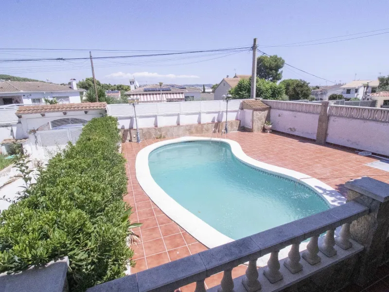 Acogedora casa con piscina y vistas al mar en Coma-Ruga, Costa Dorada