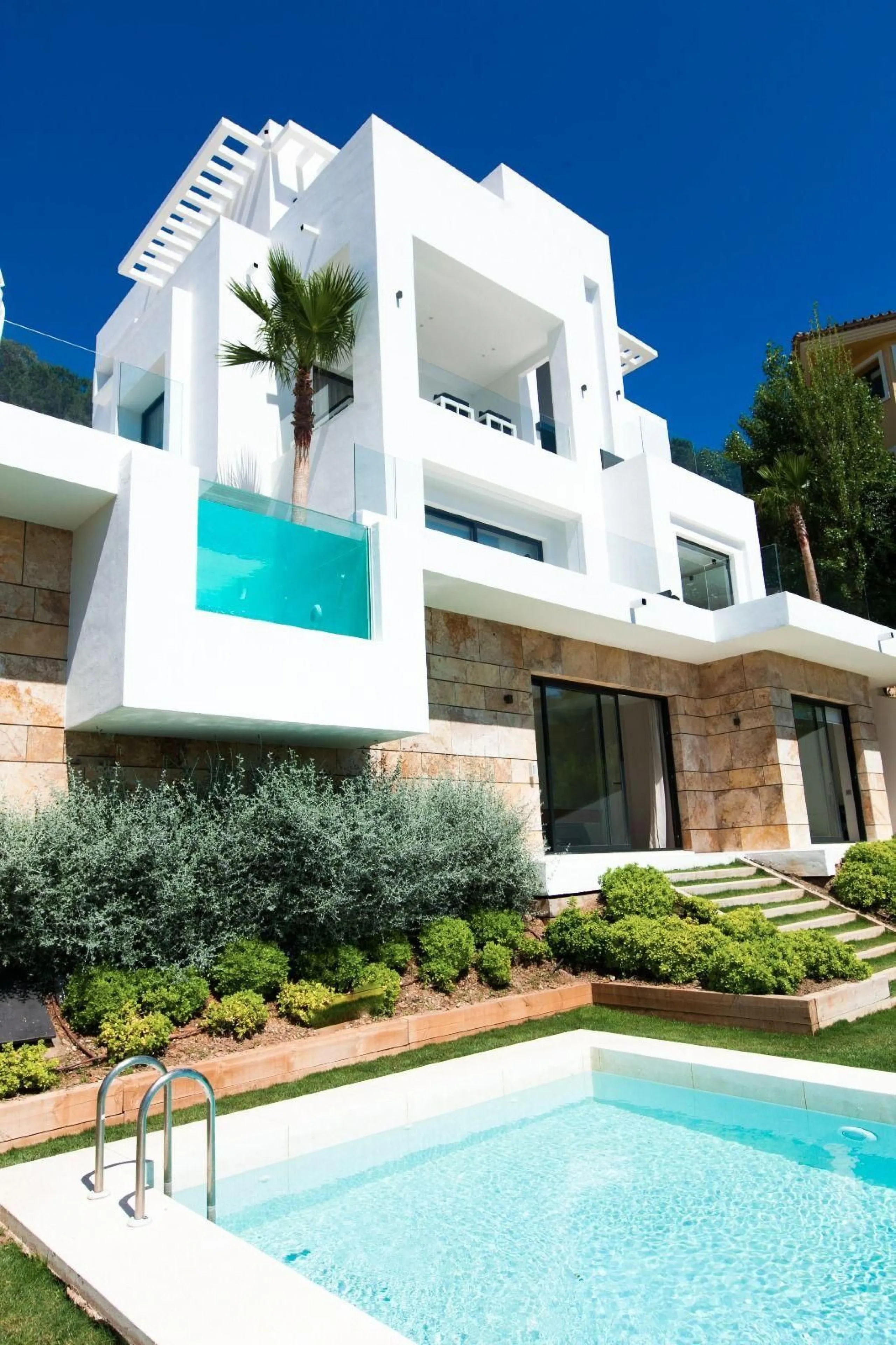 ? **Detached Villa in El Rosario, East Marbella**
