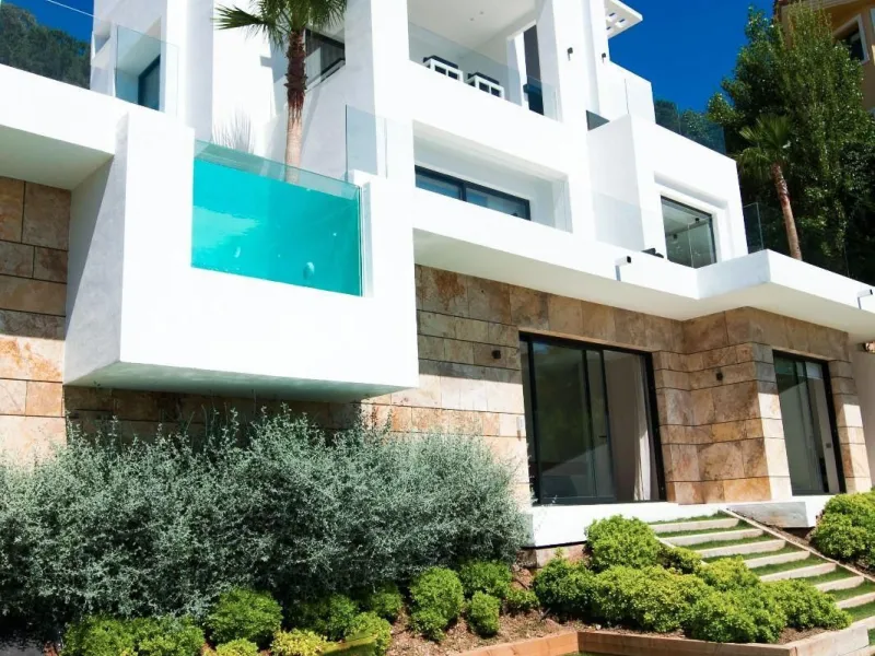 ? **Detached Villa in El Rosario, East Marbella**