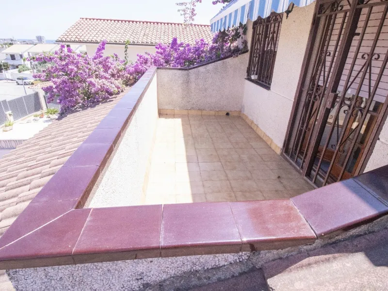 Acogedora casa con piscina y vistas al mar en Coma-Ruga, Costa Dorada
