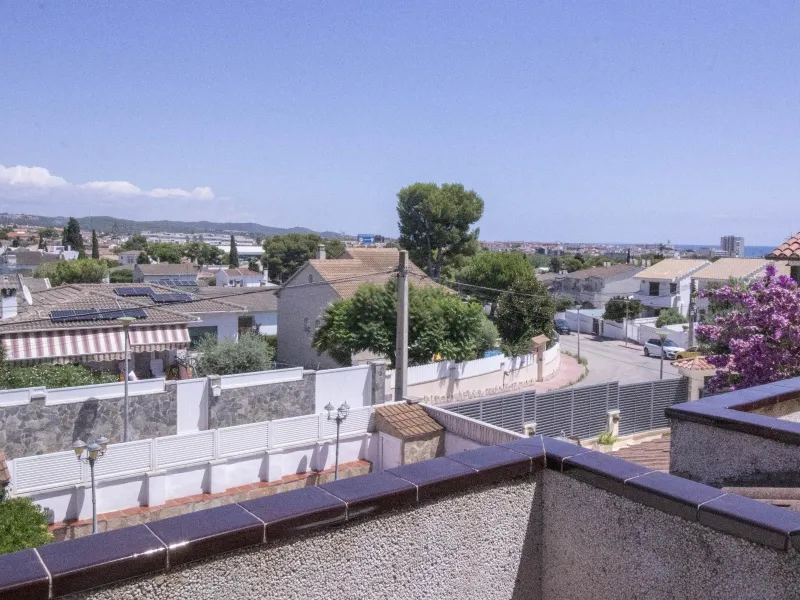 Acogedora casa con piscina y vistas al mar en Coma-Ruga, Costa Dorada
