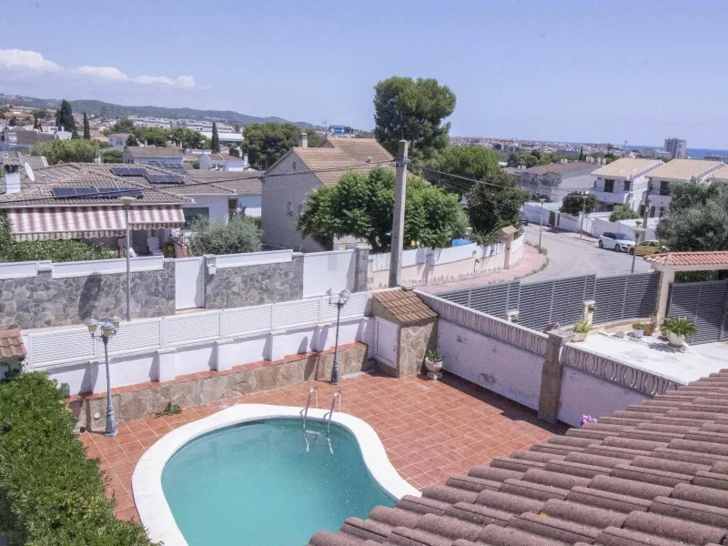 Acogedora casa con piscina y vistas al mar en Coma-Ruga, Costa Dorada