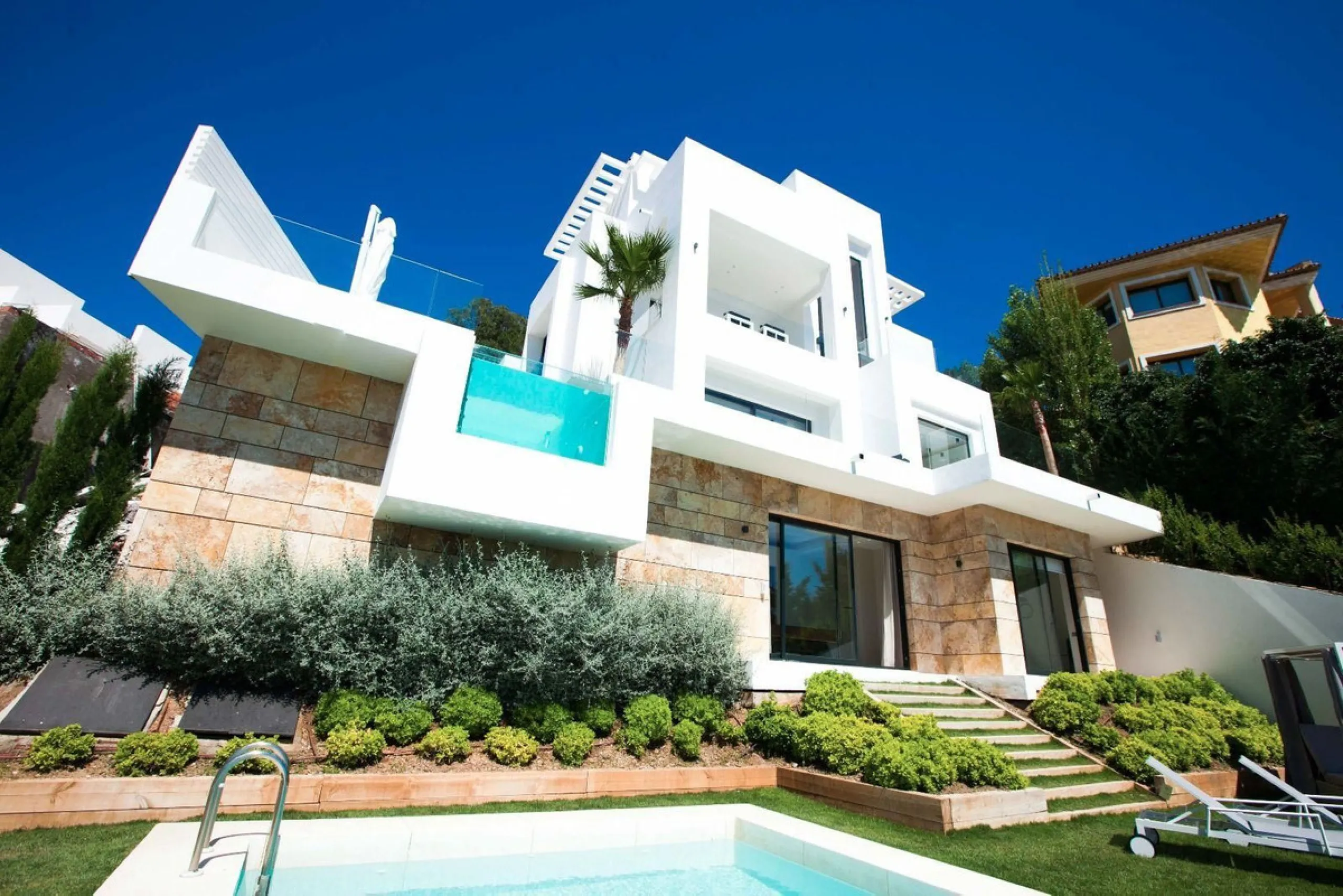 ? **Detached Villa in El Rosario, East Marbella**