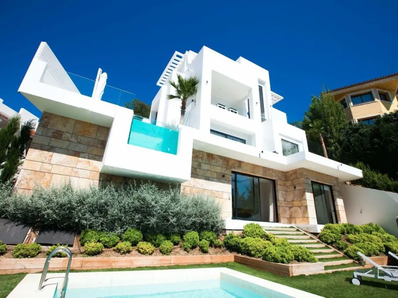 ? **Detached Villa in El Rosario, East Marbella**
