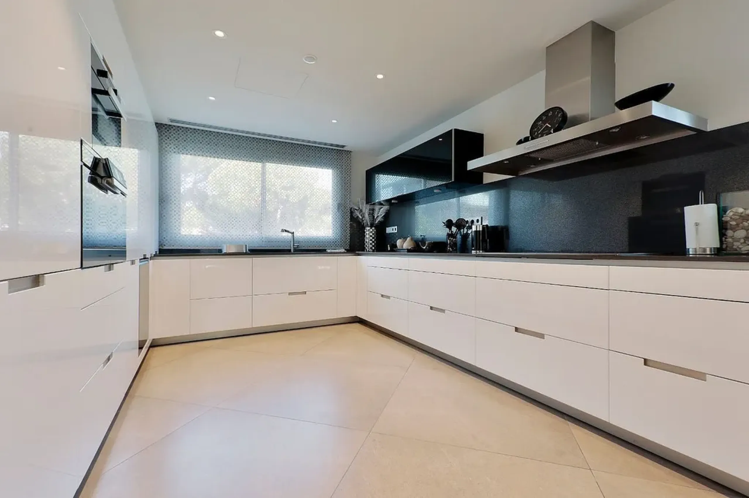 Magnificent High-End Villa Just 50 Meters from the Sea in Gava Mar, Barcelona