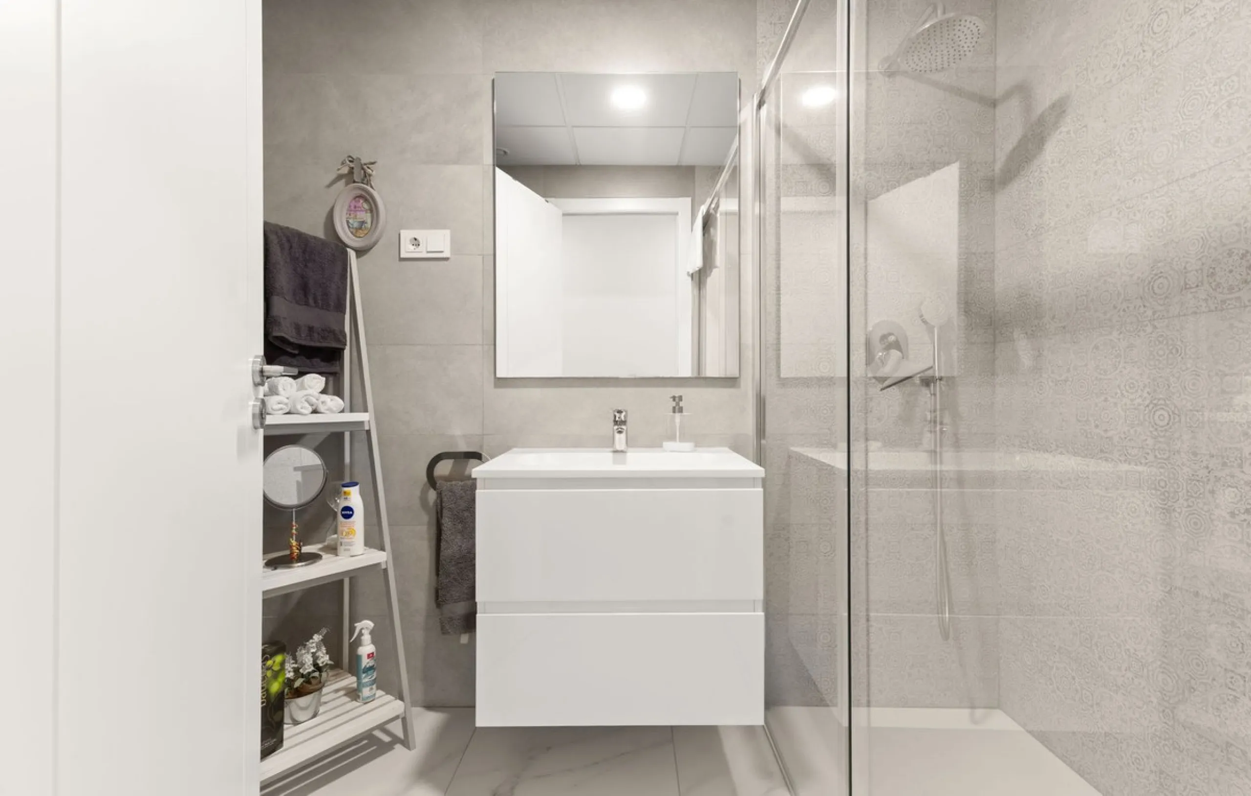 Beautiful ground-floor apartment built in 2020, offered fully furnished and ready to move in — ideal both as a permanent residence or a holiday home.