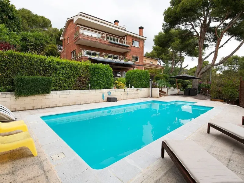Modern House with Garden and Pool in Castelldefels, Barcelona