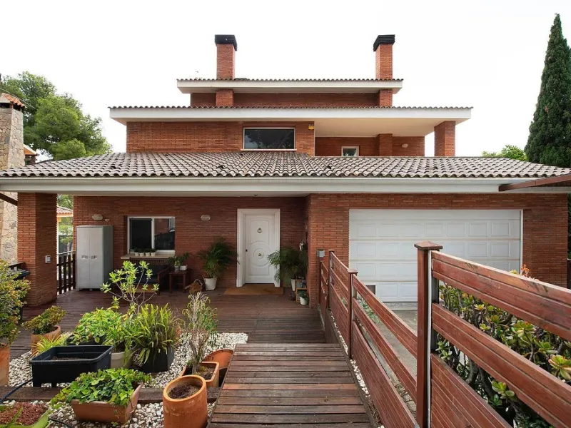 Modern House with Garden and Pool in Castelldefels, Barcelona