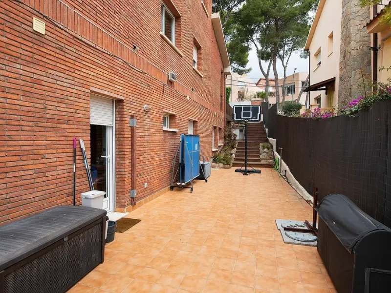 Modern House with Garden and Pool in Castelldefels, Barcelona