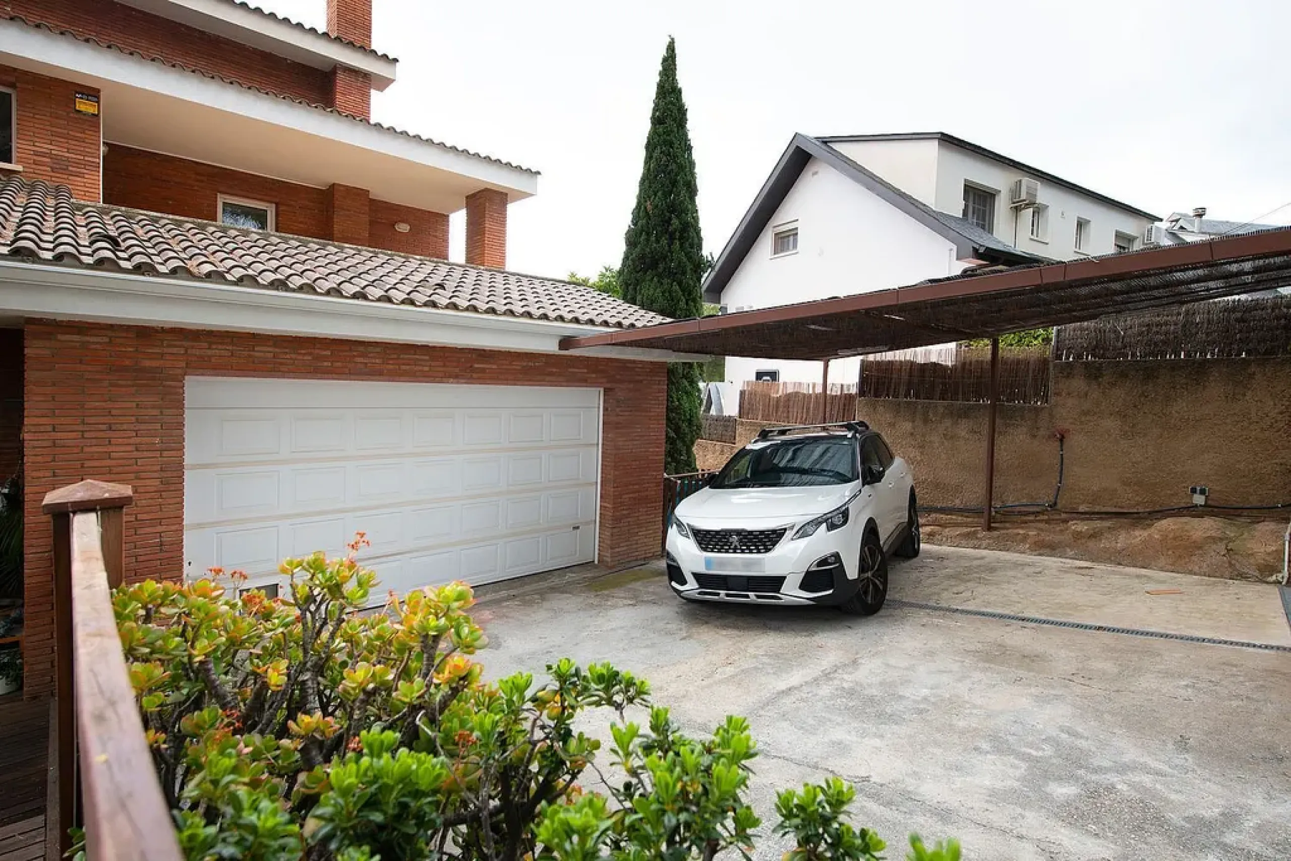 Modern House with Garden and Pool in Castelldefels, Barcelona