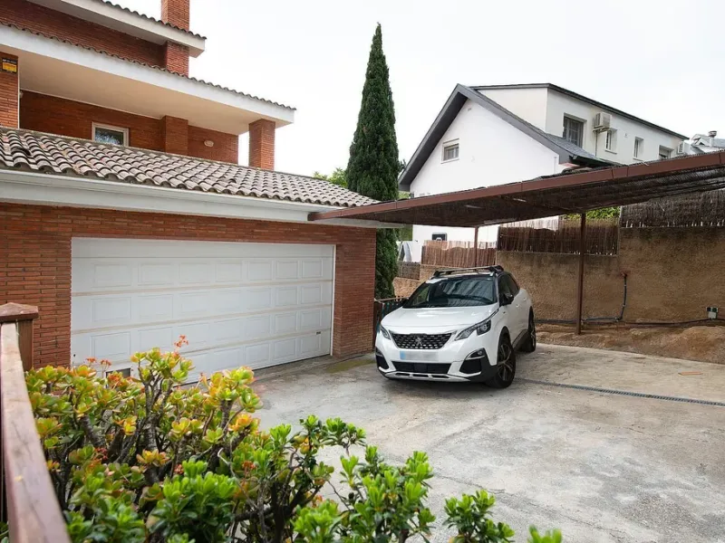 Modern House with Garden and Pool in Castelldefels, Barcelona
