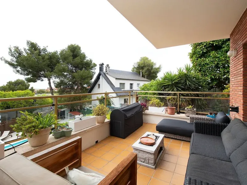 Modern House with Garden and Pool in Castelldefels, Barcelona