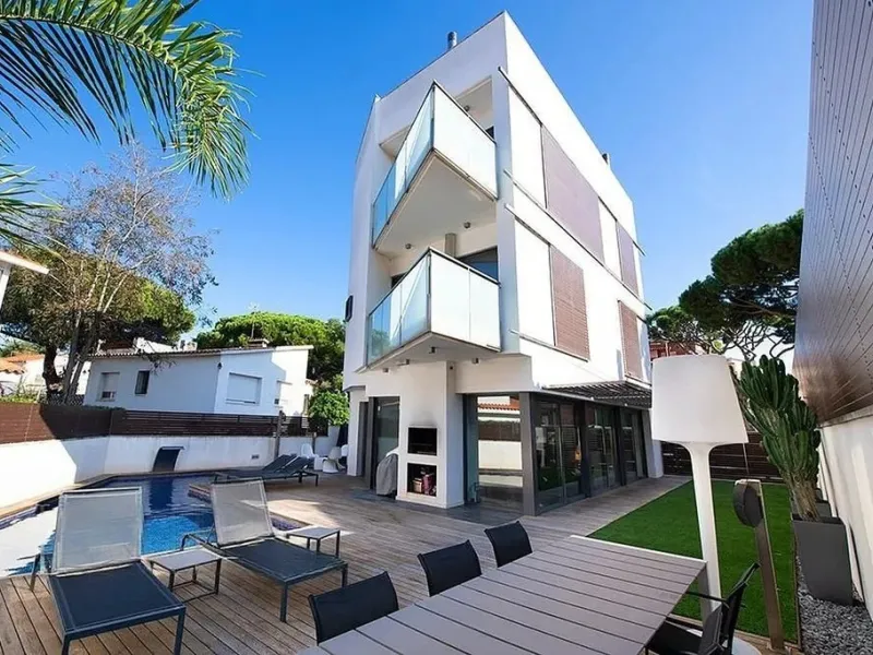 Exclusive Coastal House in La Pineda, Casteldefels, Barcelona