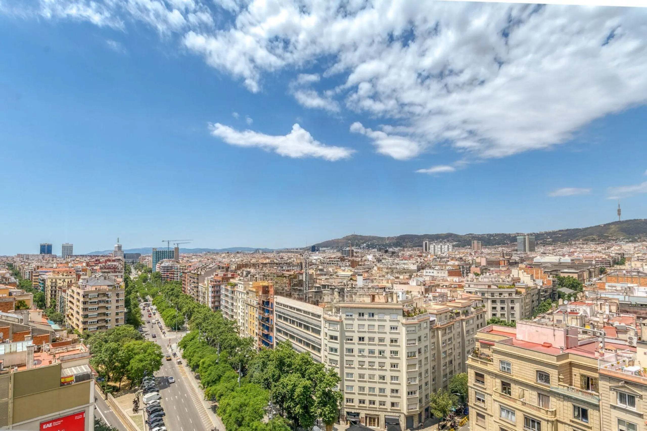 Elegante piso con vistas panorámicas al mar y a la ciudad en el corazón de Barcelona