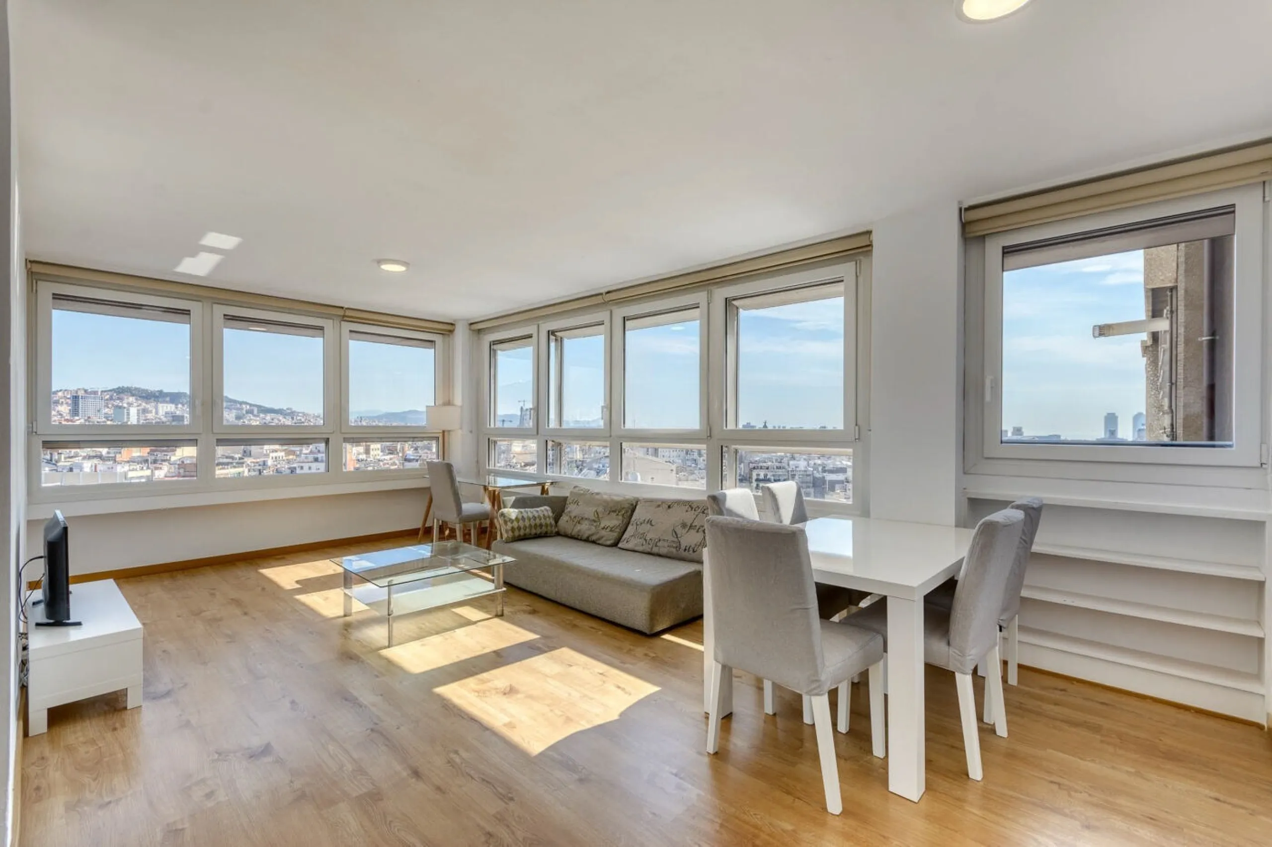 Elegante piso con vistas panorámicas al mar y a la ciudad en el corazón de Barcelona