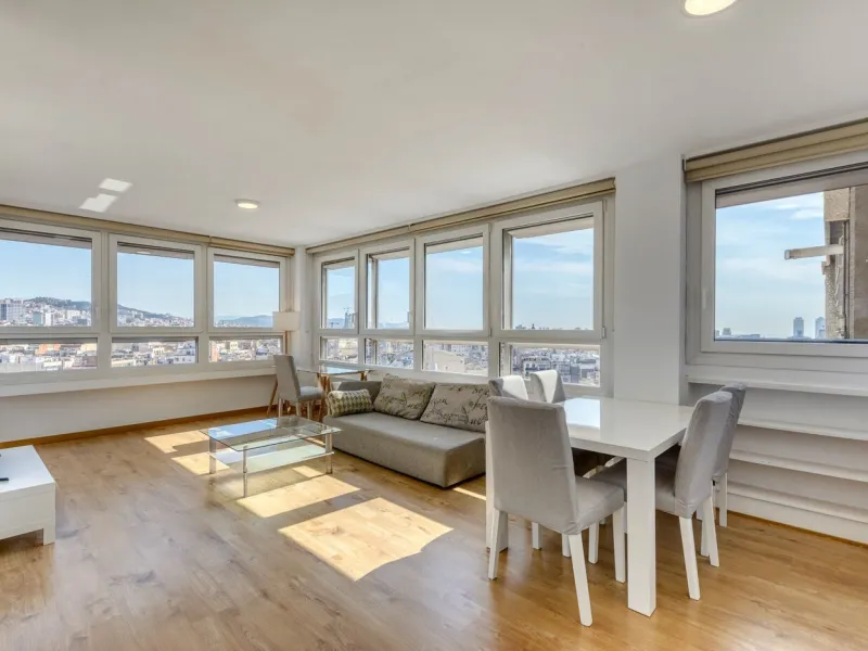 Elegante piso con vistas panorámicas al mar y a la ciudad en el corazón de Barcelona