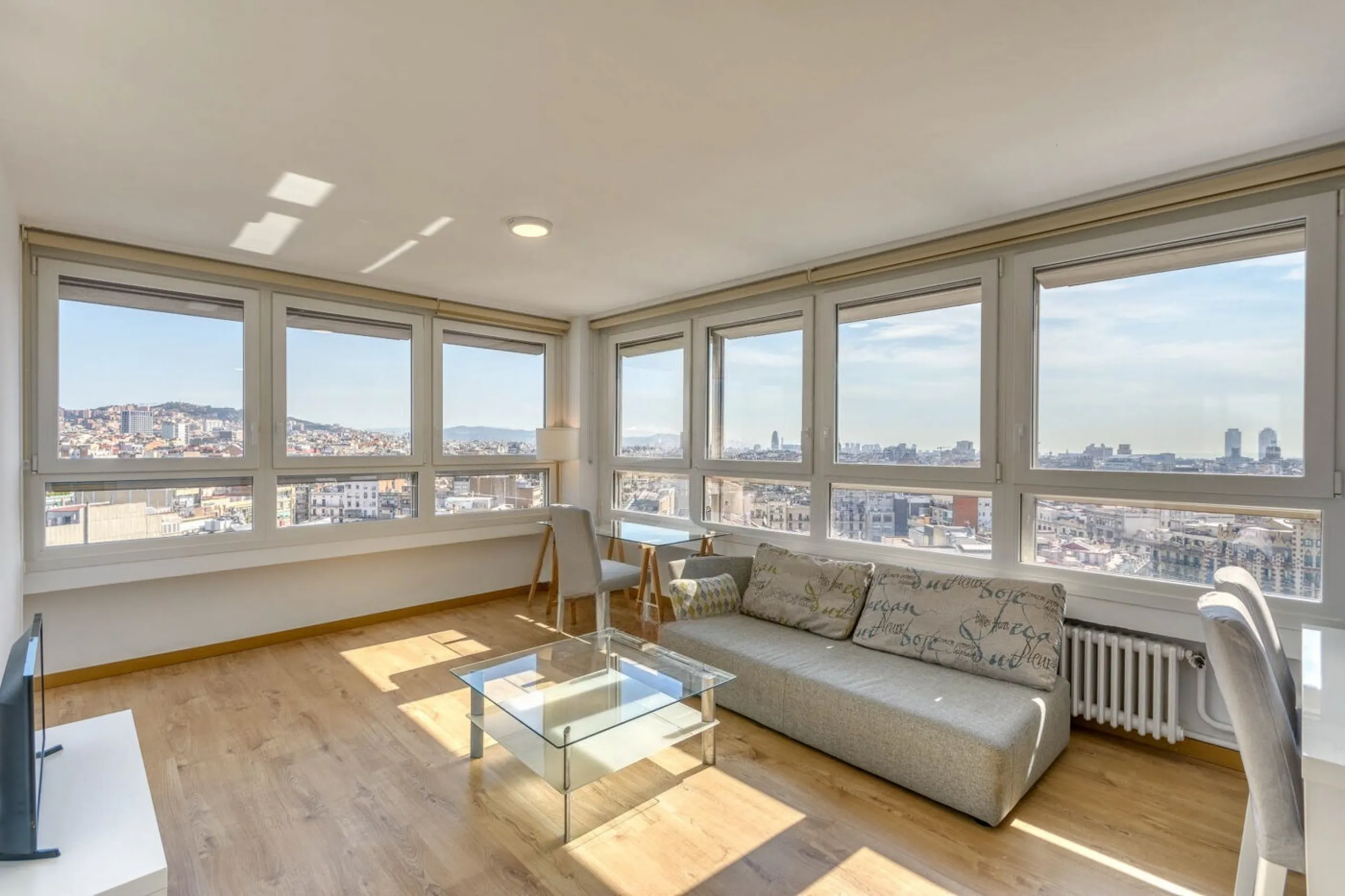 Elegante piso con vistas panorámicas al mar y a la ciudad en el corazón de Barcelona