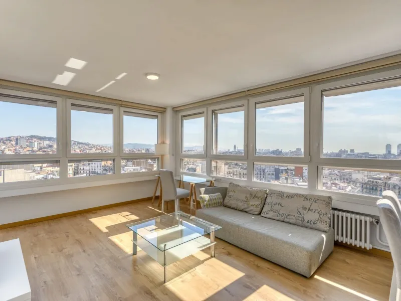 Elegante piso con vistas panorámicas al mar y a la ciudad en el corazón de Barcelona