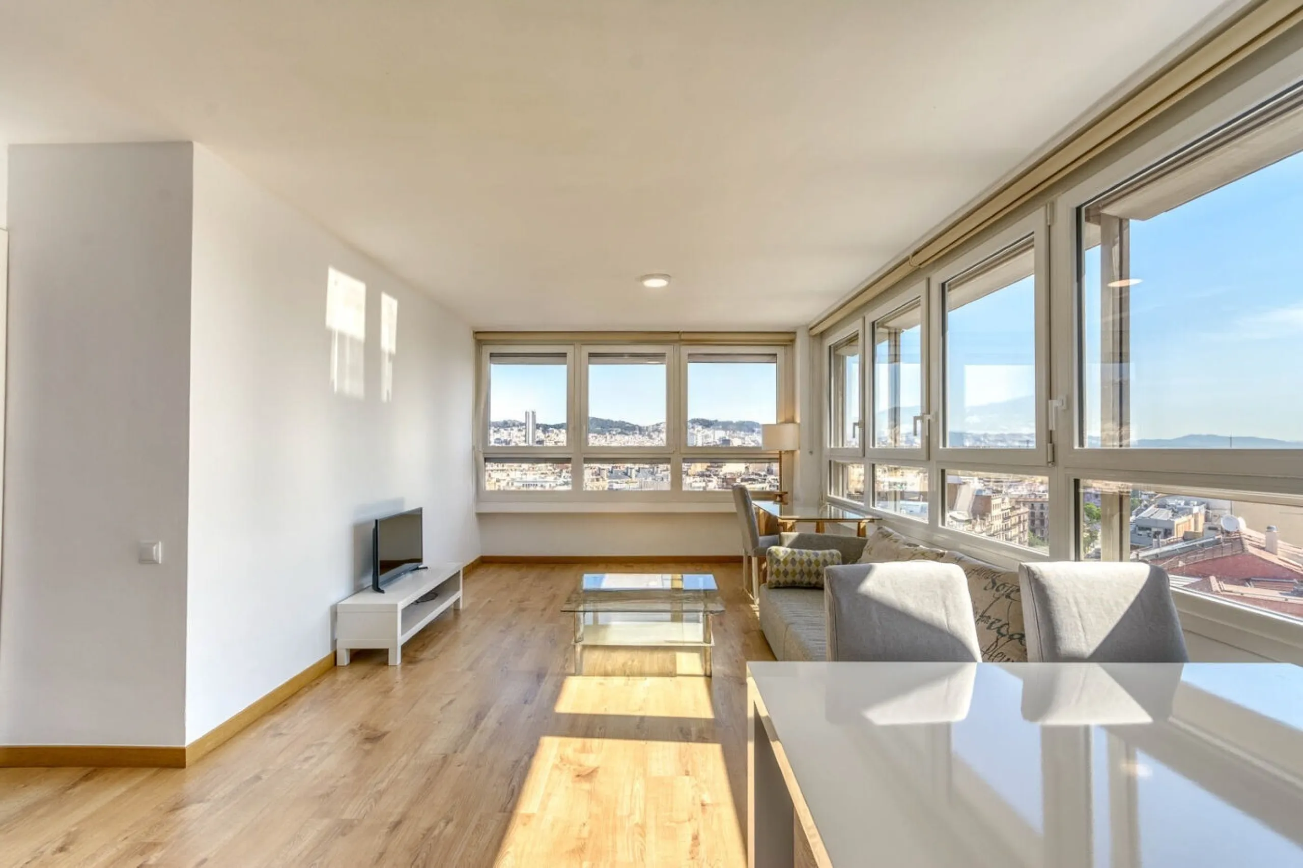 Elegante piso con vistas panorámicas al mar y a la ciudad en el corazón de Barcelona