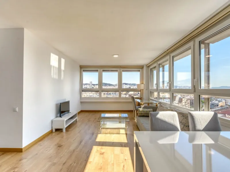 Elegante piso con vistas panorámicas al mar y a la ciudad en el corazón de Barcelona