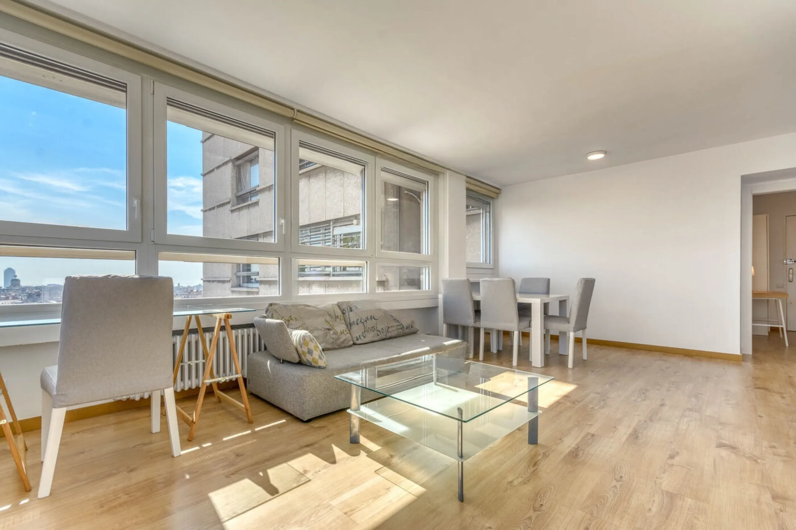 Elegante piso con vistas panorámicas al mar y a la ciudad en el corazón de Barcelona