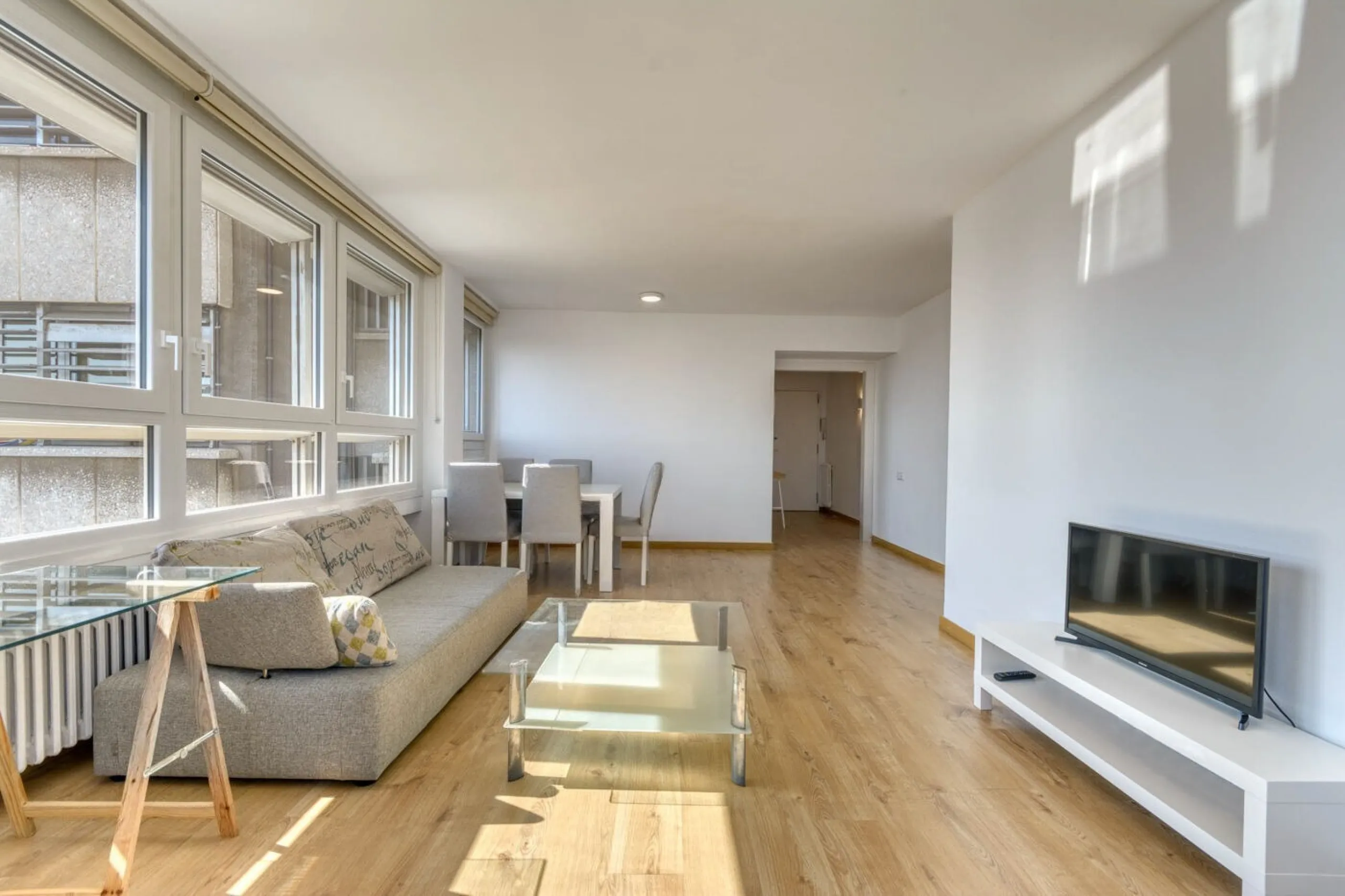 Elegante piso con vistas panorámicas al mar y a la ciudad en el corazón de Barcelona