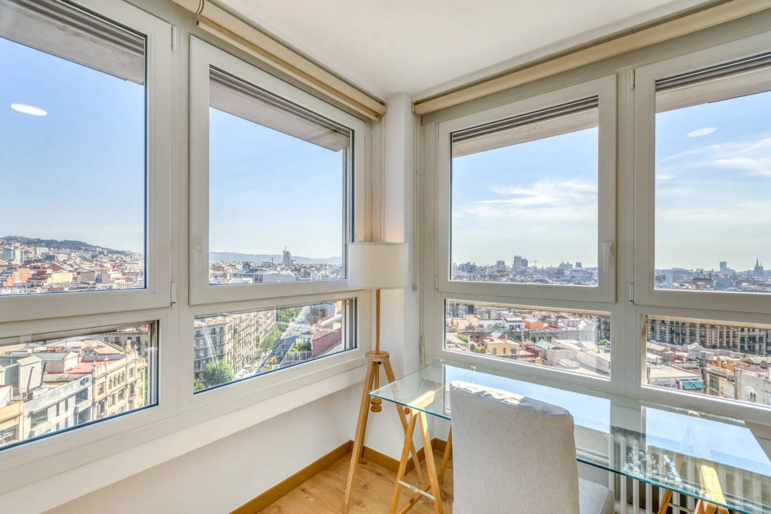 Elegante piso con vistas panorámicas al mar y a la ciudad en el corazón de Barcelona