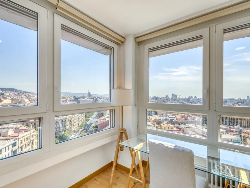 Elegante piso con vistas panorámicas al mar y a la ciudad en el corazón de Barcelona