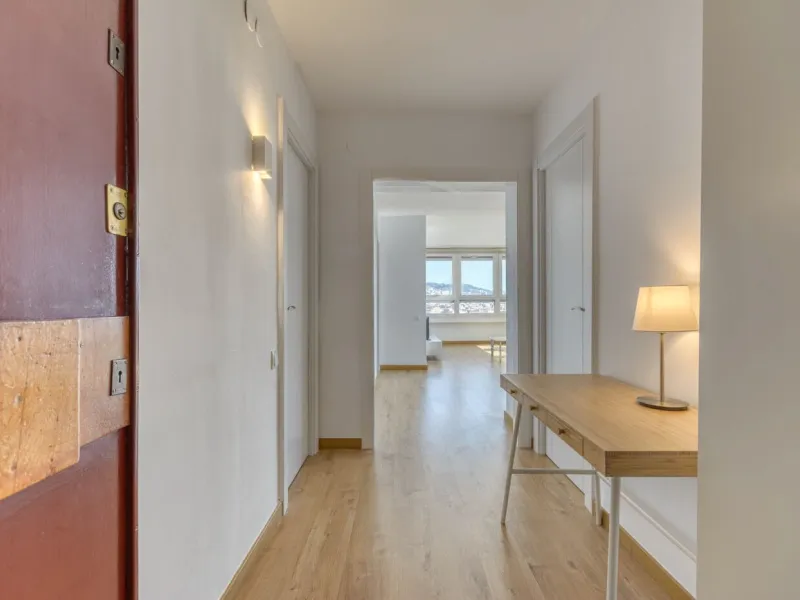 Elegante piso con vistas panorámicas al mar y a la ciudad en el corazón de Barcelona