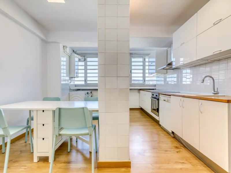 Elegante piso con vistas panorámicas al mar y a la ciudad en el corazón de Barcelona