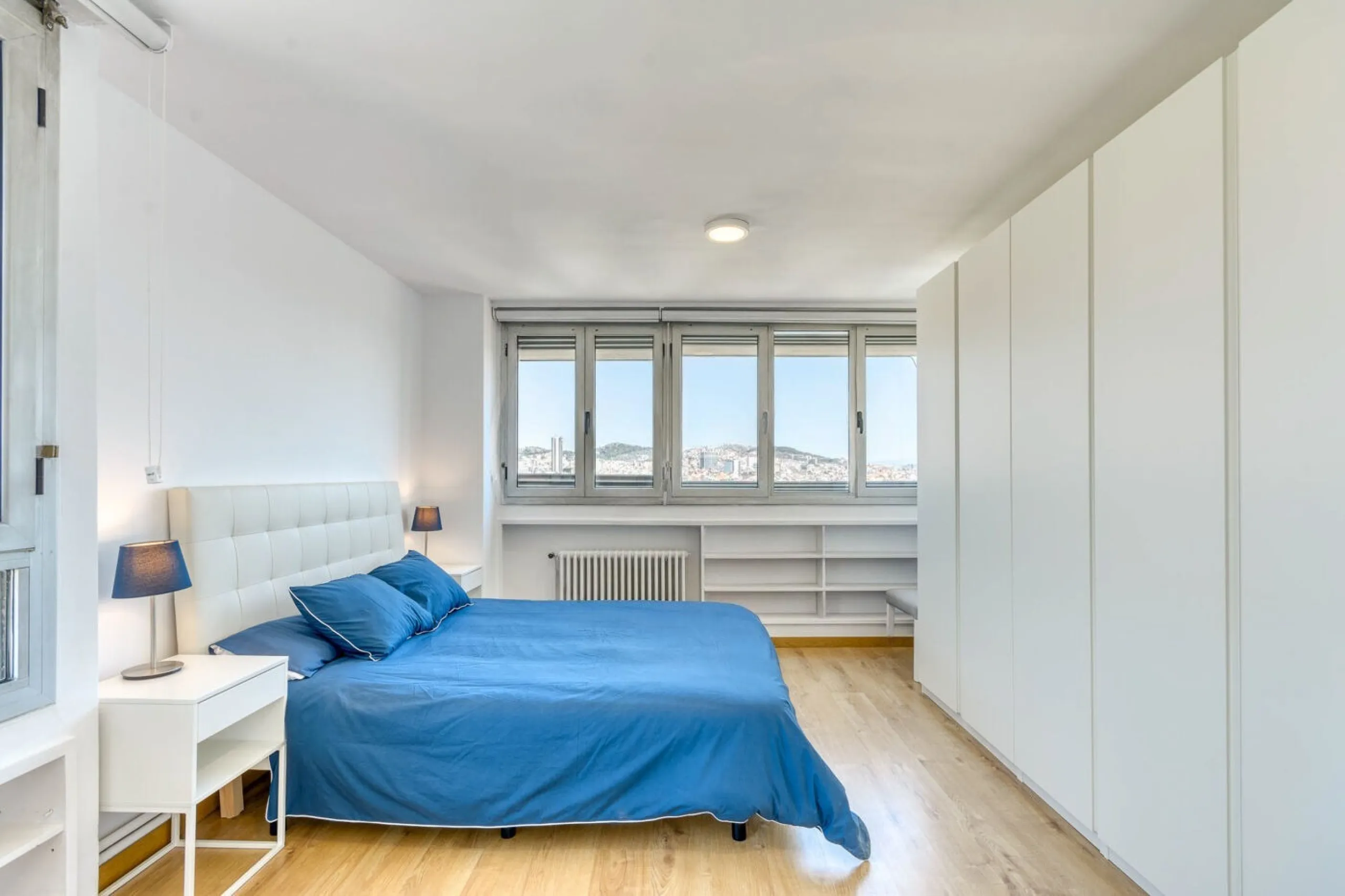 Elegante piso con vistas panorámicas al mar y a la ciudad en el corazón de Barcelona