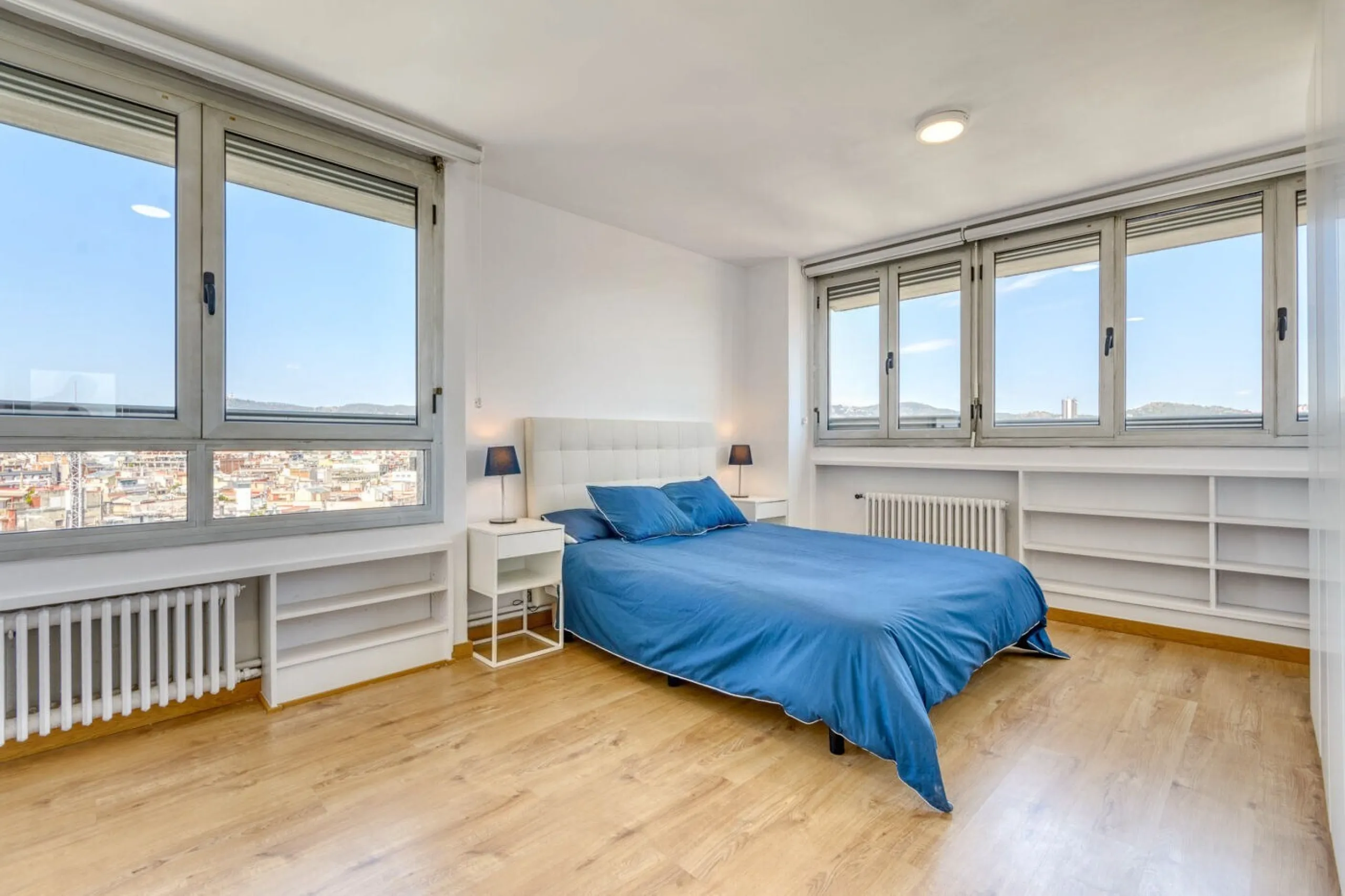 Elegante piso con vistas panorámicas al mar y a la ciudad en el corazón de Barcelona